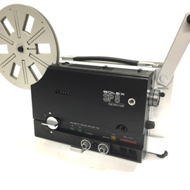 Nr.8847 -- Bolex SP8 special voor super 8 mm films met of zonder geluid, zoomlens: Bolex Hi-Fi f: 1.2 F: 12.5-25mm ,halogeenlamp: 100 W, 12 V, spoelen tot 180 m. 10 watt versterker, heeft service/revisie beurt gehad, als nieuw en werkt naar behoren