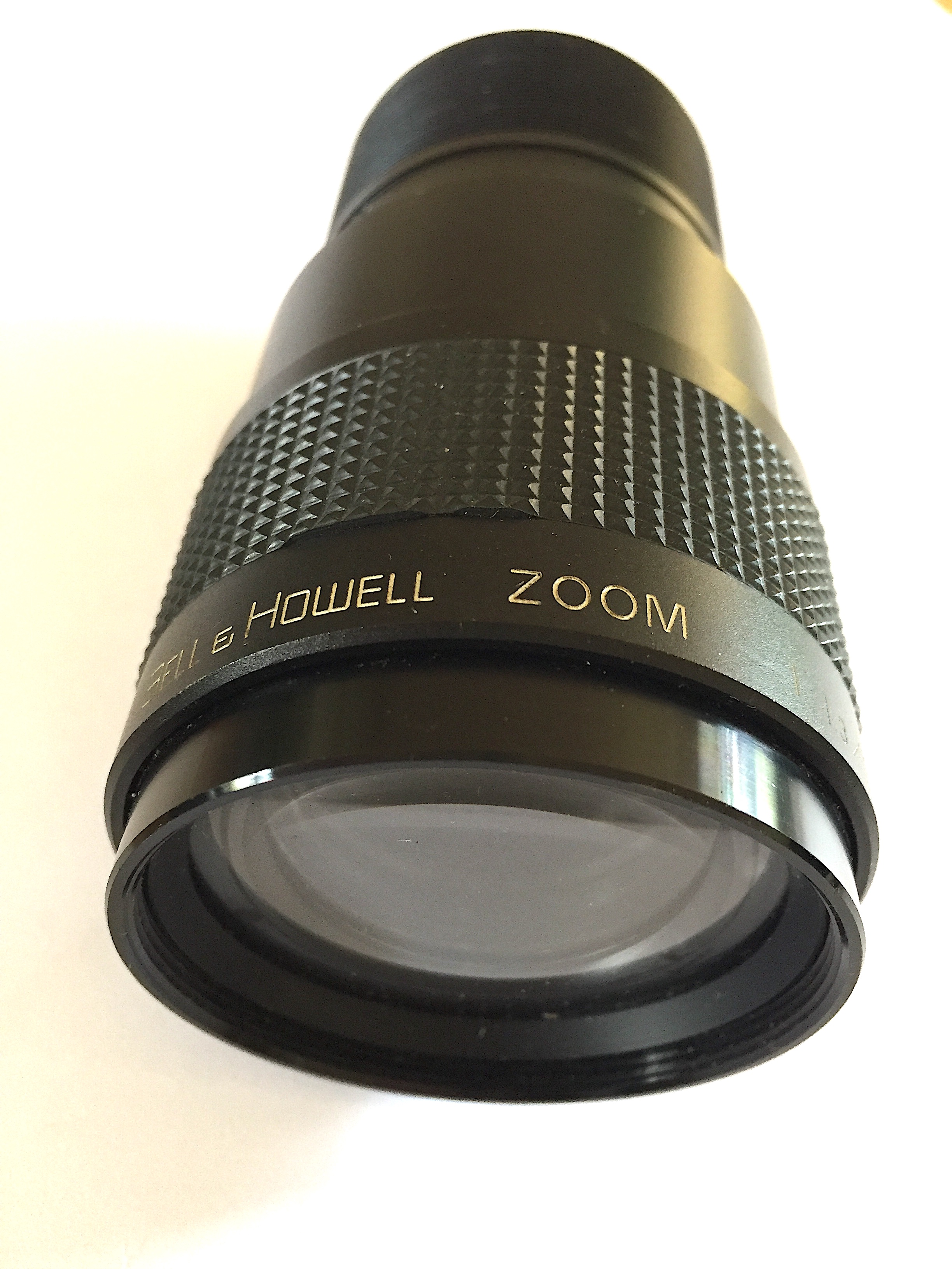 PL056-- 16mm  Bell Howell zoom lens kleur zwart 1:1.3 - 30/70mm doorsnee 52.5mm schroef, vrij lichtsterke lens is in prima staat