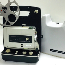Nr.8869 -- Elmo FP-A voor standaard 8 mm super 8 mm films zonder geluid, 150 watt halogeenlamp, 120m spoelen heeft service beurt gehad en werkt naar behoren, met deksel en in orginele doos