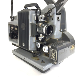Nr.9122 -- in orginele staat verkerende Bauer P5 (  1955-1965) voor films zonder geluid met Isco Gottingen 50mm lens, tot 750 Watt lamp, gewoon 220V. met geluidskop, zonder versterker, projector heeft service beurt gehad, nieuwe snaren/condensators