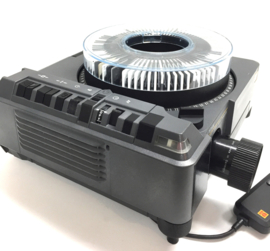 Nr.8784 -- KODAK ektapro 5000 prof. kleinbeeld (5x5cm) carousel projector met dubbele 2x 82V-300 watt halogeenlamp,150mm Kodak Retinar lens, timer, afstandsbediening,  autofocus, vele mogelijkheden etc. heeft service beurt gehad en werkt goed