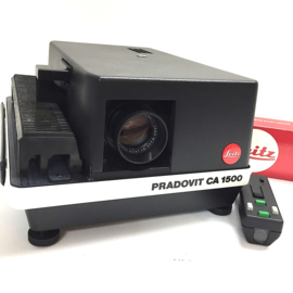 Nr.8779 --  Leitz pradovit CA1500 Prof. kleinbeeld dia projector (5x5cm) metalen uitvoering,  Leitz colorplan 2.5/90 lens, autm.scherpstelling, halogeenlamp 150W. incl.diaslede en afstandsbediening, projector heeft service beurt gehad en is in nieuwstaat