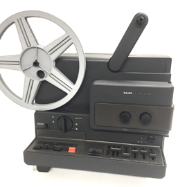 Nr.8856 -2- Bauer T510 STEREO voor Super 8 films met of zonder geluid, 150 W halogeenlamp, 240m.spoelen, gelijkstroommotor, 2 x 20W.versterker, heeft service/revisie beurt gehad en werkt als nieuw