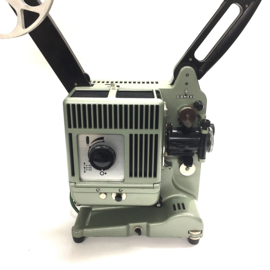 Nr.8842 -- mooie Siemens 800 film projector voor dubbel8 films Lens:Astro Kino IV 1: 1,4 18mm. lamp max.500W. vooruit en achteruit afspelen , zie omschrijving heeft service/revisiebeurt gehad en  werkt perfect
