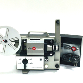 Nr.8866 - mooie zware Eumig Mark 8 voor  Super 8mm films zonder geluid , heeft 100W.losse halogeenlamp projector heeft  interne spiegel Spoelcapaciteit: 120 m. heeft service/revisiebeurt gehad, afdekkap en werkt prima