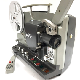Nr.8723 --Paillard Bolex SM8 -  nieuw model voor super 8 films met en zonder geluid, met zoomlens Isco Gottingen 16.5/30mm 1.3 lens, Halogeenlamp 100w zeer stevige metalen projector, heeft service beurt gehad en werkt prima