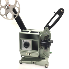Nr.8881 -- Zeer solide Siemens 800 film projector voor alleen DUBBEL/normaal 8mm films Lens:Astro Kino IV 1: 1,4 18mm. lamp max.500W. vooruit en achteruit afspelen , zie omschrijving heeft service/revisiebeurt gehad en werkt prima