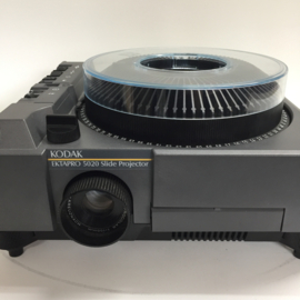 Nr.8788 - KODAK 5020 prof. kleinbeeld (5x5cm) carousel projector met dubbele 2x 82V-300 watt halogeenlamp,schneider kreuznach 100mm lens, timer, afstandsbediening,autofocus,vele mogelijkheden,  een later model, heeft service beurt gehad en werkt prima