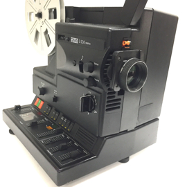 Nr.8849 -- Eumig S938 STEREO Sound, voor super 8 films met en zonder geluid,zware 150W halogeenlamp, spoelen tot 180m. 2x 20W.versterker, heeft service/revisie beurt gehad, mist klein stukje van knopje hoge tonen maar verder prima bedienbaar, werkt prima
