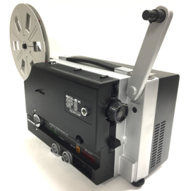 Nr.8847 -- Bolex SP8 special voor super 8 mm films met of zonder geluid, zoomlens: Bolex Hi-Fi f: 1.2 F: 12.5-25mm ,halogeenlamp: 100 W, 12 V, spoelen tot 180 m. 10 watt versterker, heeft service/revisie beurt gehad, als nieuw en werkt naar behoren