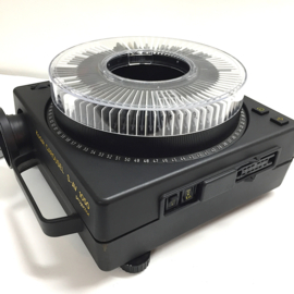 Nr.8778 - Kodak Carousel S-AV 1050 voor kleinbeeld dia's (5x5 cm)  halogeenlamp: 24V 250W, met Kodak Ektapro 36mm  lens, voor groot beeld op korte afstand, incl.afstandsbediening/ diacarousell voor 80 dia's heeft service beurt gehad en is in goede staat