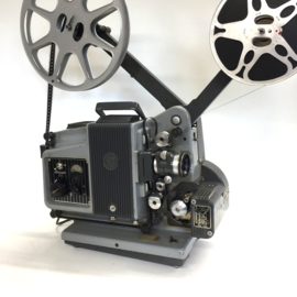 Nr.9122 -- in orginele staat verkerende Bauer P5 (  1955-1965) voor films zonder geluid met Isco Gottingen 50mm lens, tot 750 Watt lamp, gewoon 220V. met geluidskop, zonder versterker, projector heeft service beurt gehad, nieuwe snaren/condensators