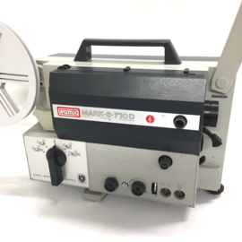 Nr.8886 -- Eumig Mark S 710 D voor dubbel 8 mm en super 8 mm films met GELUID en zonder geluid, halogeenlamp, geschikt voor 180m.spoelen, heeft service beurt gehad en werkt goed