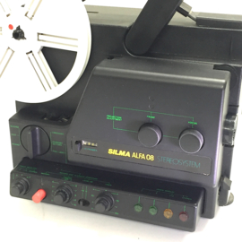 Nr.8867 -- mooie compacte SILMA Alfa 08 STEREO systeem, voor super 8 films met en zonder geluid, 100W halogeenlamp, 180 meter spoelen, 10W.versterker, duo play, heeft service beurt gehad en werkt prima