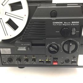 Nr.8845 --Super 8 -- prachtige Chinon 9500 voor super 8 films zowel magnetisch als optisch geluid,  met een sterke halogeenlamp 15v-150W, lens: Chinon Zoom f: 1,3 F: 15-30 mm, zeer veel mogelijkheden, heeft service beurt gehad en werkt goed