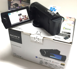 Nr.8639 -- Sony CX220E Full HD video camera met 32x zoom, nieuw in orginele doos met 64MB card en card lezer, camera is getest en werkt naar behoren, word veel gebruikt om uw films te digitaliseren