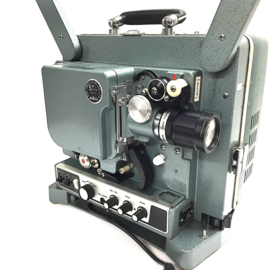 Nr.8730 -- Eiki ST-2H  Voor 16mm films met geluid (optisch en magnetisch) ingebouwde spieker, Eiki lens met zoomconverter, 200W halogeenlamp, projector heeft service beurt gehad, word geleverd zonder deksel is in goede staat en werkt goed