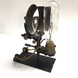 Zeiss Ikon lampen unit uit 1950 komt uit een lampenhuis van een 35mm bioscoop projector, met lamp en spiegel