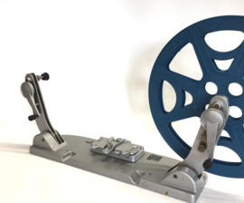 Nr.9128 -- zeer mooie Siemens 16mm. omspoeler voor 550 meter spoelen met orginele Siemens plakpers geheel van alminium,makkelijk opbergen is inklapbaar,geschikt voor 550m. spoelen 16mm, heeft service beurt gehad en werkt prima