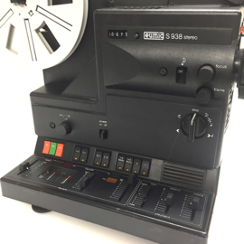 Nr.8849 -- Eumig S938 STEREO Sound, voor super 8 films met en zonder geluid,zware 150W halogeenlamp, spoelen tot 180m. 2x 20W.versterker, heeft service/revisie beurt gehad, mist klein stukje van knopje hoge tonen maar verder prima bedienbaar, werkt prima