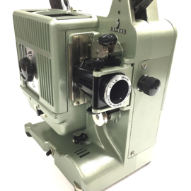 Nr.8881 -- Zeer solide Siemens 800 film projector voor alleen DUBBEL/normaal 8mm films Lens:Astro Kino IV 1: 1,4 18mm. lamp max.500W. vooruit en achteruit afspelen , zie omschrijving heeft service/revisiebeurt gehad en werkt prima