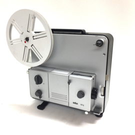 Nr.8753 -- Braun FP5 Filmprojector voor super 8 mm films halogeen lamp : 100 W , 12 V ,  lensTravenon f : 1,3 F : 16,5-30 mm spoel  120m.projectie snelheid: 18 , 24 fps heeft service beurt gehad en werkt goed