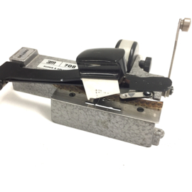 CIR 3M 708 SUPER 8 ADHESIVE TAPE DE LUXE SPLICER. Professionele Super 8 tape plakpers van 3M de luxe, voor gebruik van gewone tape, in zeer goede staat