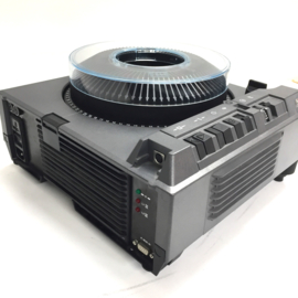 Nr.8788 - KODAK 5020 prof. kleinbeeld (5x5cm) carousel projector met dubbele 2x 82V-300 watt halogeenlamp,schneider kreuznach 100mm lens, timer, afstandsbediening,autofocus,vele mogelijkheden,  een later model, heeft service beurt gehad en werkt prima