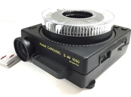 Nr.8778 - Kodak Carousel S-AV 1050 voor kleinbeeld dia's (5x5 cm)  halogeenlamp: 24V 250W, met Kodak Ektapro 36mm  lens, voor groot beeld op korte afstand, incl.afstandsbediening/ diacarousell voor 80 dia's heeft service beurt gehad en is in goede staat