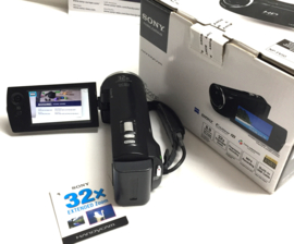 Nr.8639 -- Sony CX220E Full HD video camera met 32x zoom, nieuw in orginele doos met 64MB card en card lezer, camera is getest en werkt naar behoren
