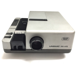 Nr. 8732 -- Zeiss Ikon Unimat 250 AFS voor kleinbeeld dia's (5x5)met halogeenlamp: 24 V max. 250 W, lens: Zeiss Ikon Talon 1:2,8/85 scherpstelling via afstandsbediening, zeer solide projector,heeft service beurt gehad en werkt goed