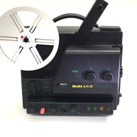 Nr.8867 -- mooie compacte SILMA Alfa 08 STEREO systeem, voor super 8 films met en zonder geluid, 100W halogeenlamp, 180 meter spoelen, 10W.versterker, duo play, heeft service beurt gehad en werkt prima