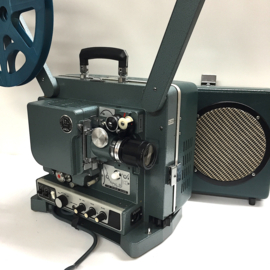 Nr.8809 - Eiki ST-M serie in perfecte staat voor 16mm films met geluid (optisch en magnetisch) , Eiki lens met zoomconverter, halogeenlamp, projector heeft service beurt gehad, word geleverd met spieker/ deksel