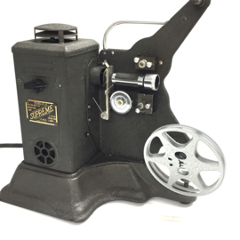 Orgineel uit de USA, normaal 8mm filmprojector ,,Supreme,, uit de jaren '50, projector is 110 volt zware projector en is in werkende staat