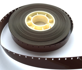 W85 -- Donker bruine aanloop film met aan 1 zijde perforatie, lengte ca.30 meter op kern, dikte is gelijk aan gewone 16mm films
