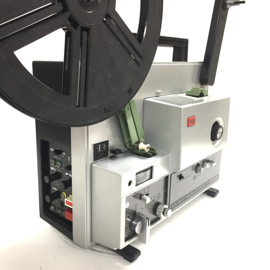 Nr.8858 -- Elmo ST-1200 HD 2-track voor Super 8 mm films, 150 watt halogeenlamp, geschikt VOOR 360 METER spoelen, 15W.zware versterker zeer solide projector heeft service/revisie beurt gehad en werkt prima