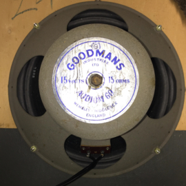 Zeldzame en prachtige Goodmans audio luidspreker 15 Watt - 15 ohms van 30.48 cm doorsnee Wembley Engeland projector luidspreker in autentieke spiekerkast van topkwaliteit voor o.a. Ampro en Siemens projectoren of te gebruiken voor audio systemen