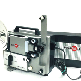 Nr.8864 - mooie zware Eumig Mark 8 voor Standaard en Super 8mm films zonder geluid handmatig omzetten, heeft 100W.losse halogeenlamp projector heeft  interne spiegel Spoelcapaciteit: 120 m. heeft service/revisiebeurt gehad, afdekkap en werkt goed
