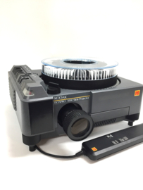Nr.8784 -- KODAK ektapro 5000 prof. kleinbeeld (5x5cm) carousel projector met dubbele 2x 82V-300 watt halogeenlamp,150mm Kodak Retinar lens, timer, afstandsbediening,  autofocus, vele mogelijkheden etc. heeft service beurt gehad en werkt goed