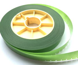 W82 -- Groene aanloop film met 1 zijde perforatie, lengte ca.30 meter op kern, dikte is gelijk aan gewone 16mm films