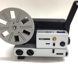 Nr.8810 -- Chinon IQ 3000 GL voor standaard/dubbel 8 mm @ super 8 mm film zonder geluid,halogeenlamp : 12V 100W EFP spoel capaciteit : 120 m.,variabele regelbare snelheidsregeling, heeft service beurt gehad heeft lichte gebruikerssporen en werkt goed