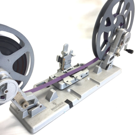 Nr.9129--mooie Siemens 16mm. omspoeler voor 250 meter spoelen met orginele Siemens plakpers geheel van alminium,makkelijk opbergen is inklapbaar,geschikt voor 250m. spoelen 16mm, heeft service beurt gehad en werkt prima
