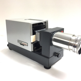 Nr.8144 -- prachtige  Leitz Prado Universal , kleinbeeld ( 5x5 cm )dia projector met zware Halogeenlamp Lamp: 24V 250W  Lens: Leitz Wetzlar Elmaron 2,8/150mm  met kleinbeeld dia houder, is in perfecte staat heeft service beurt gehad en werkt goed.