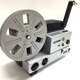 Nr.8810 -- Chinon IQ 3000 GL voor standaard/dubbel 8 mm @ super 8 mm film zonder geluid,halogeenlamp : 12V 100W EFP spoel capaciteit : 120 m.,variabele regelbare snelheidsregeling, heeft service beurt gehad heeft lichte gebruikerssporen en werkt goed