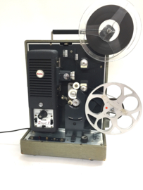 Nr.8736  -- standaard 8 geluid KODAK Sound 8 projector voor Dubbel/Normaal 8 films uit 1962, de projector is werkend, voor films met en zonder geluid, projector is getest met film en werkt naar behoren, deksel is niet aanwezig, zeldzame projector uit 1962