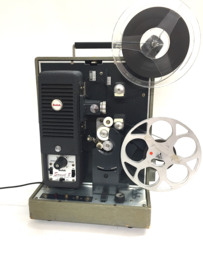 Nr.8736  -- KODAK Sound 8 projector voor Dubbel/Normaal 8 films uit 1962, de projector is werkend, voor films met en zonder geluid, projector is getest met film en werkt naar behoren, deksel is niet aanwezig, zeldzame projector uit 1962 ruim 60 jaar oud