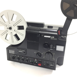 Nr.8860 -Revue Lux 2 Sound (is gelijk aan Chinon Sound 9500) voor super 8 mm films met of zonder geluid, 150W halogeenlamp opt/mag.geluid, 180m. spoelen, zeer uitgebreide projector, heeft service/revisie beurt gehad en werkt zeer goed