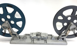 Nr.8894 -- Siemens 16mm. omspoeler voor 250 meter spoelen met  orginele Siemens plakpers geheel van alminium,makkelijk opbergen is inklapbaar,geschikt voor max. 250 meter. spoelen 16mm, heeft service beurt gehad en werkt prima