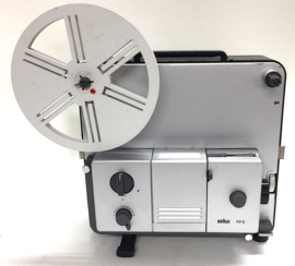 Nr.8753 -- Braun FP5 Filmprojector voor super 8 mm films halogeen lamp : 100 W , 12 V ,  lensTravenon f : 1,3 F : 16,5-30 mm spoel  120m.projectie snelheid: 18 , 24 fps heeft service beurt gehad en werkt goed