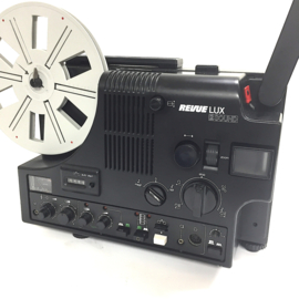 Nr.8859 -Revue Lux 2 Sound (Chinon Sound 9500) voor super 8 mm films met of zonder geluid, 150W halogeenlamp opt/mag.geluid, 180m. spoelen zeer uitgebreide projector, heeft service/revisie beurt gehad en werkt prima